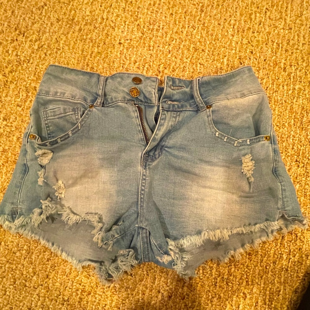 LIGHT WASHED JEAN SHORTS